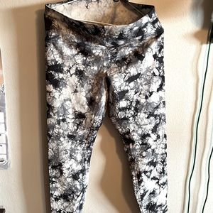 Lululemon Wonder Unders size 12 23’ inseam. Diamond black/white